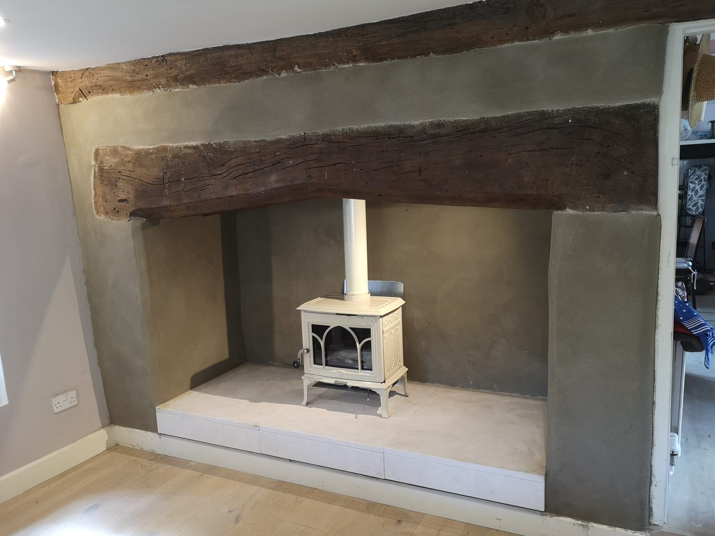Jotul F100 Ivory Stove with Oak Beam